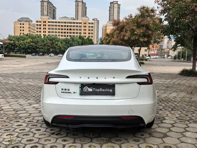 Tesla Model 3 — Фото автомобиля 8