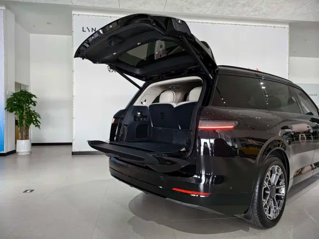 Lynk & Co 900 — Фото автомобиля 14