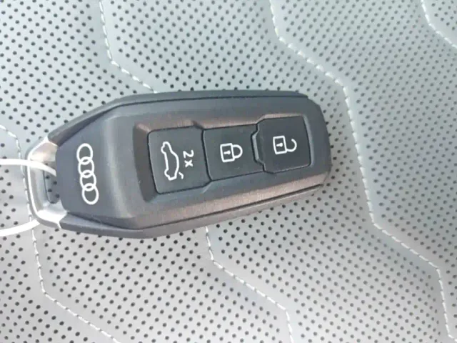 Audi Q6L e-tron — Фото автомобиля 12