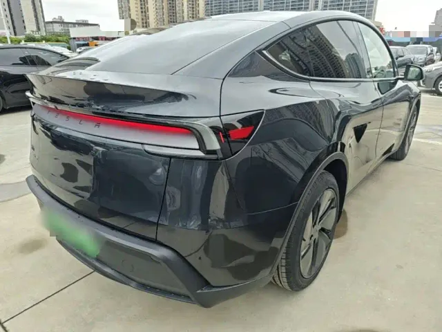 Tesla Model Y — Фото автомобиля 6