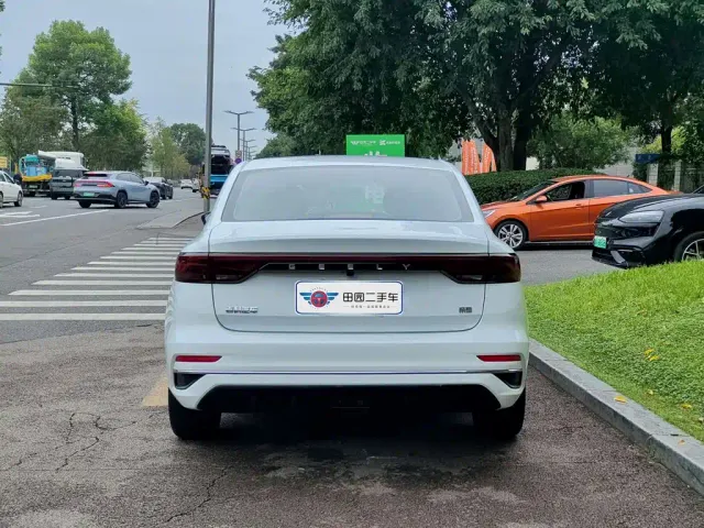 Geely Emgrand — Фото автомобиля 5