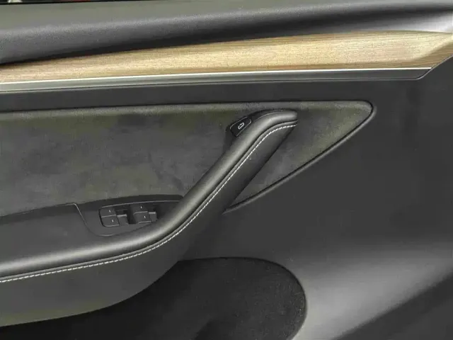 Tesla Model Y — Фото автомобиля 7