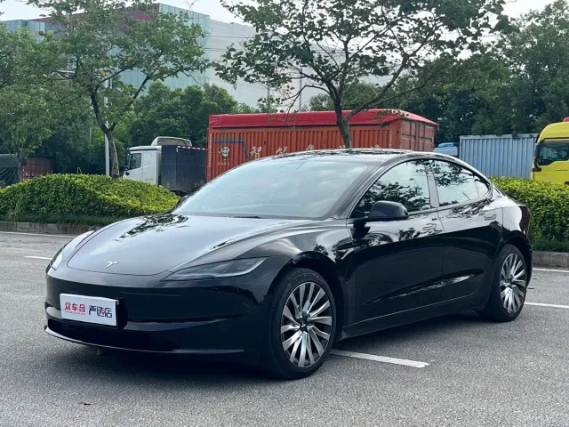 Фотография автомобиля — Tesla Model 3