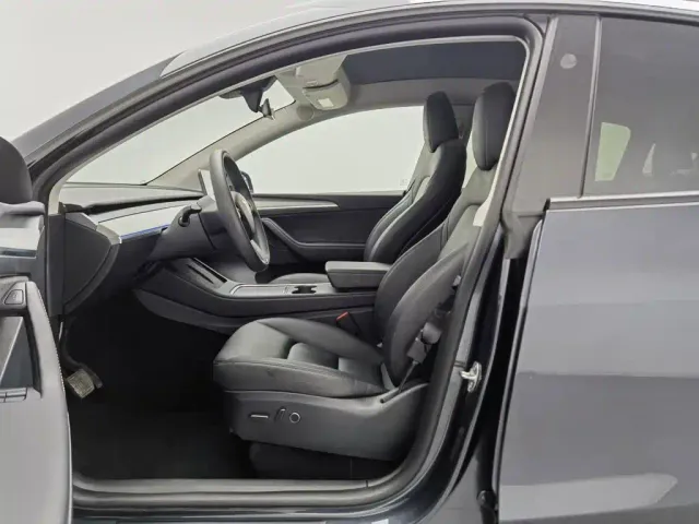 Tesla Model Y — Фото автомобиля 10