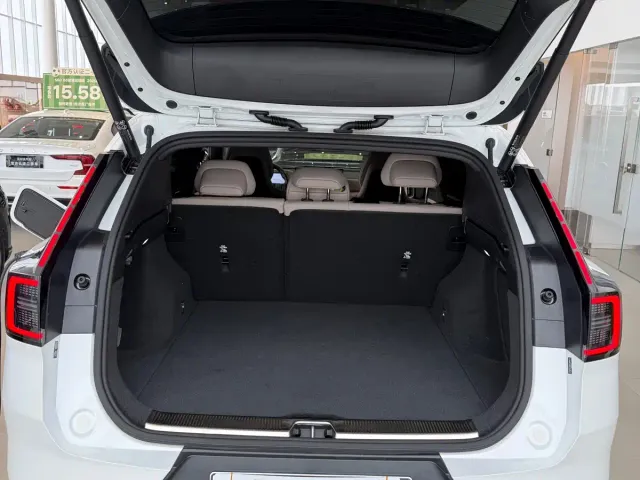 Volvo XC70 Plug-in Hybrid — Фото автомобиля 10