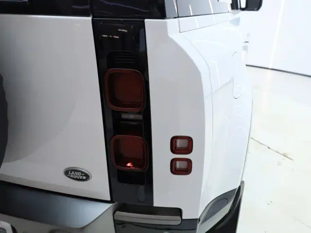 Land Rover Defender — Фото автомобиля 10