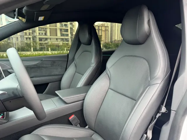 Tesla Model Y L — Фото автомобиля 5