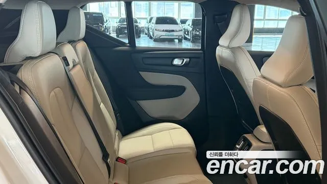 Volvo XC40 — Фото автомобиля 9