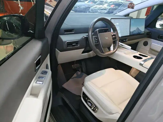 Li Auto MEGA — Фото автомобиля 15