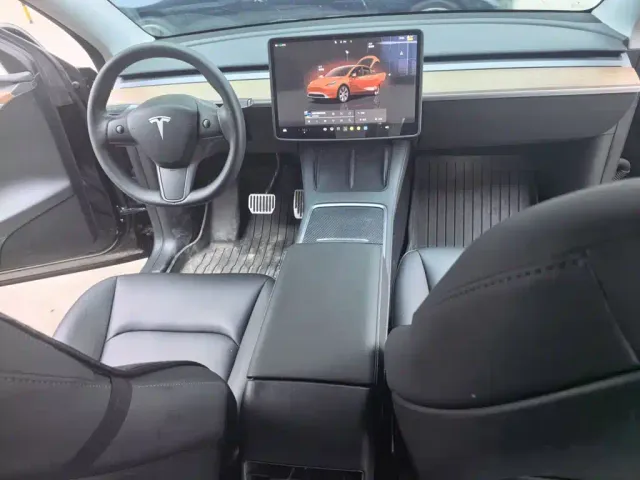 Tesla Model Y — Фото автомобиля 14