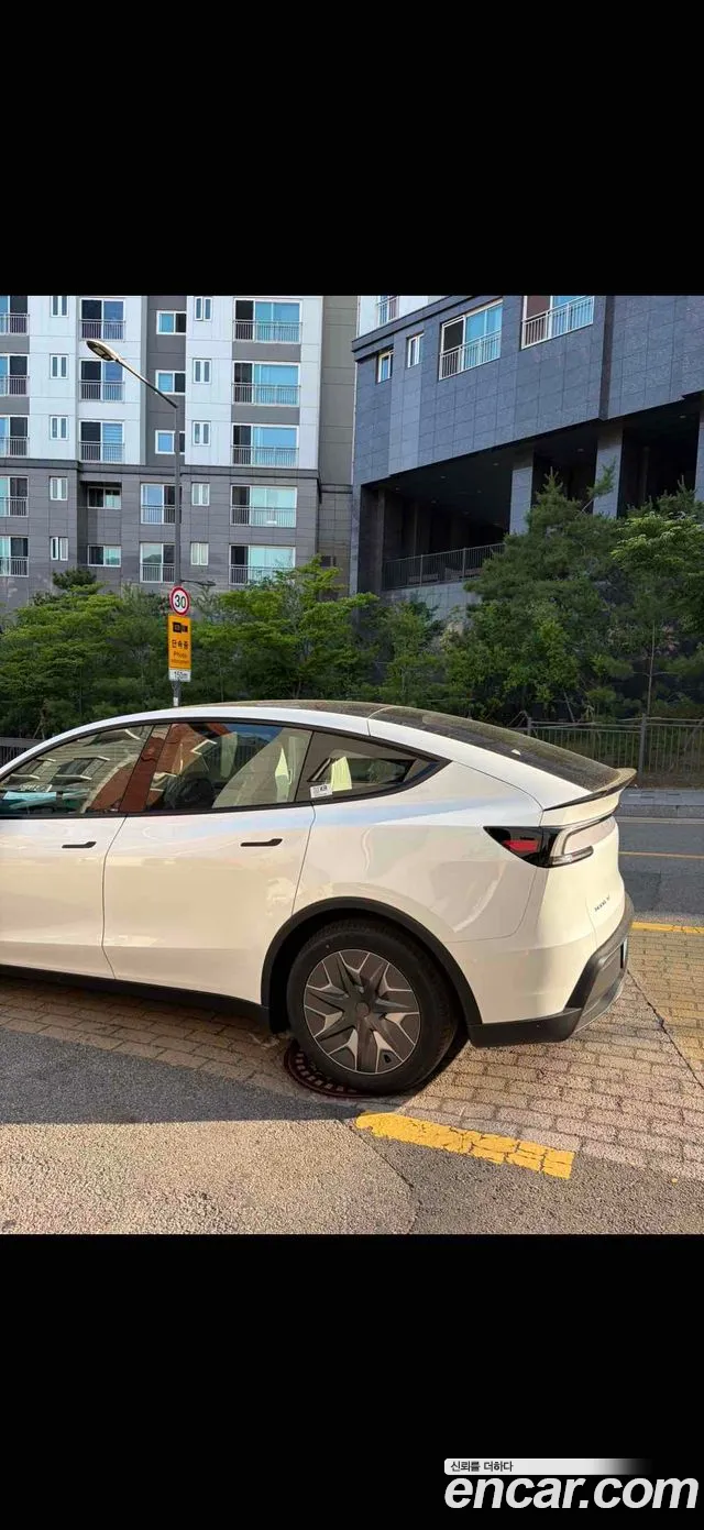 Tesla Model Y — Фото автомобиля 2