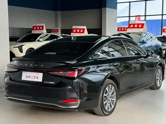 Lexus ES — Фото автомобиля 5