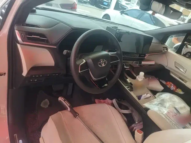Toyota Sienna — Фото автомобиля 5