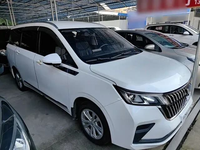 Wuling Jiachen — Фото автомобиля 3
