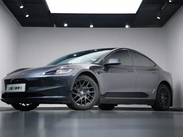 Tesla Model 3 — Фото автомобиля 5