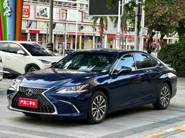 Фотография автомобиля — Lexus ES
