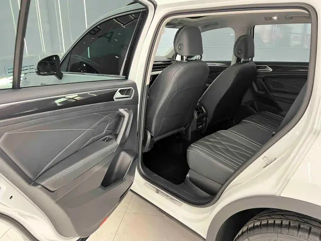 Volkswagen Tiguan L — Фото автомобиля 10