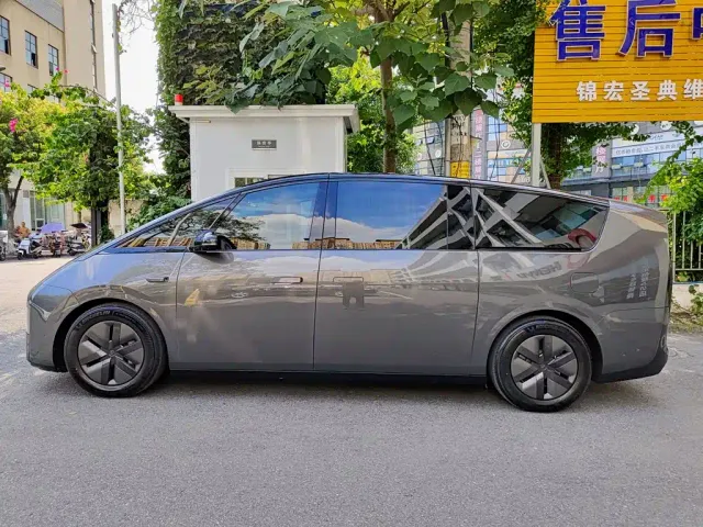 Li Auto MEGA — Фото автомобиля 3