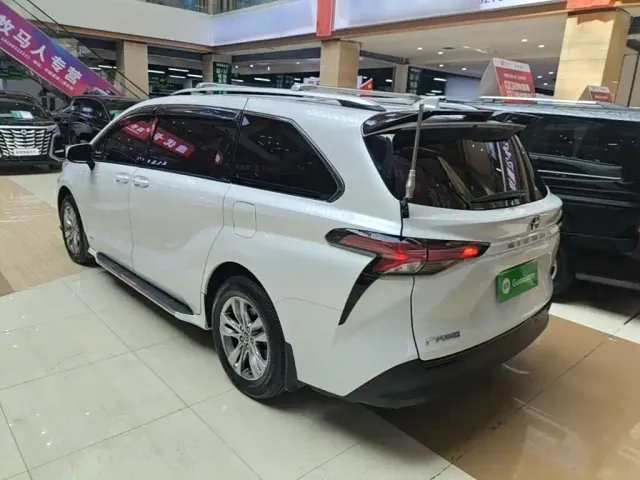 Toyota Sienna — Фото автомобиля 4
