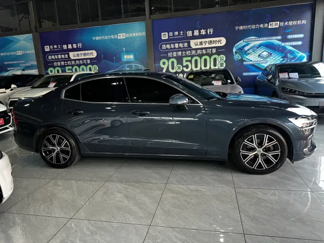 Volvo S60 — Фото автомобиля 4