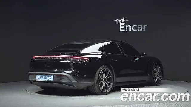 Porsche Taycan — Фото автомобиля 2