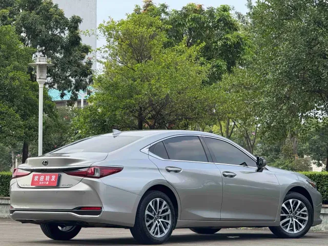 Lexus ES — Фото автомобиля 4