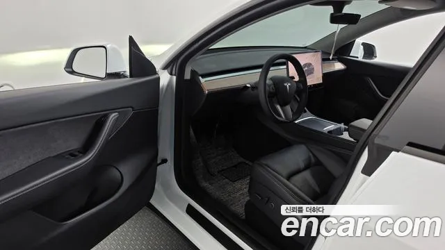 Tesla Model Y — Фото автомобиля 9