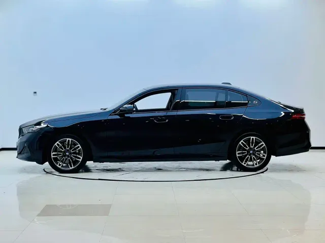 BMW 5 Series — Фото автомобиля 2