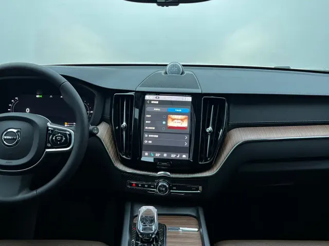 Volvo XC60 — Фото автомобиля 25