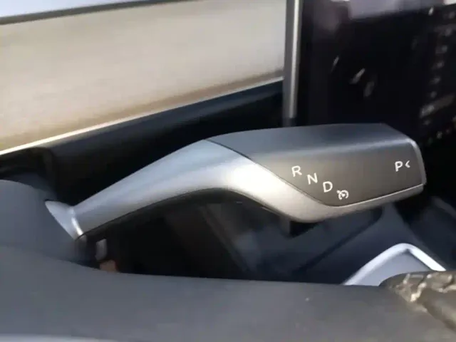 Tesla Model Y — Фото автомобиля 13