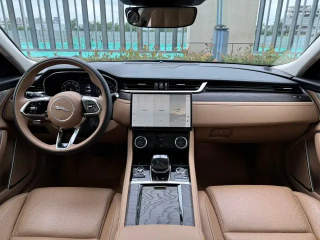 Jaguar XFL — Фото автомобиля 7