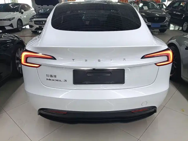 Tesla Model 3 — Фото автомобиля 5