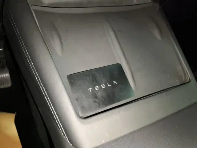 Tesla Model 3 — Фото автомобиля 8