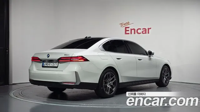 BMW 5 Series G60 — Фото автомобиля 2