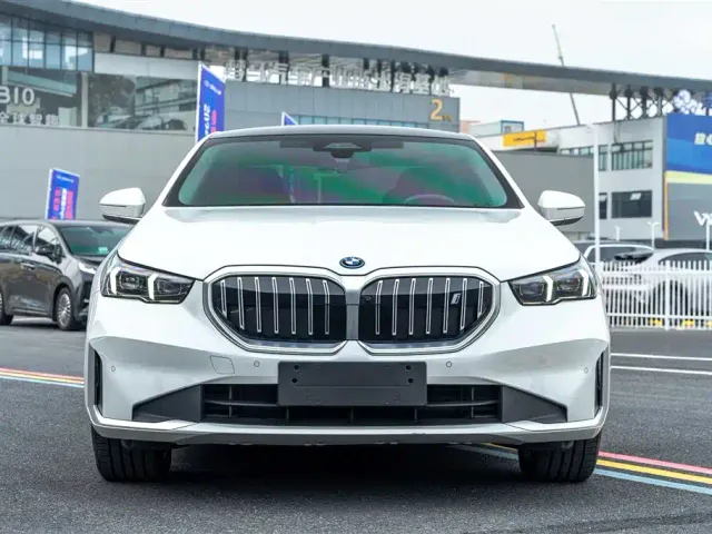 BMW i5 — Фото автомобиля 2
