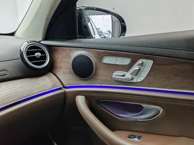 Mercedes-Benz E-Class — Фото автомобиля 19