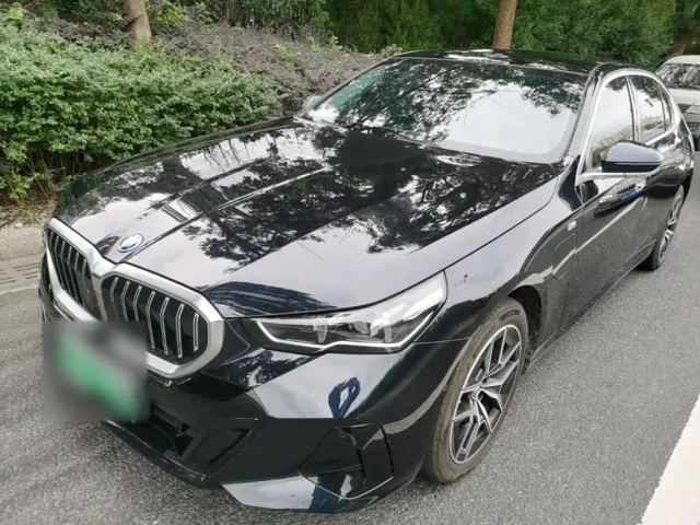 Фотография автомобиля — BMW i5