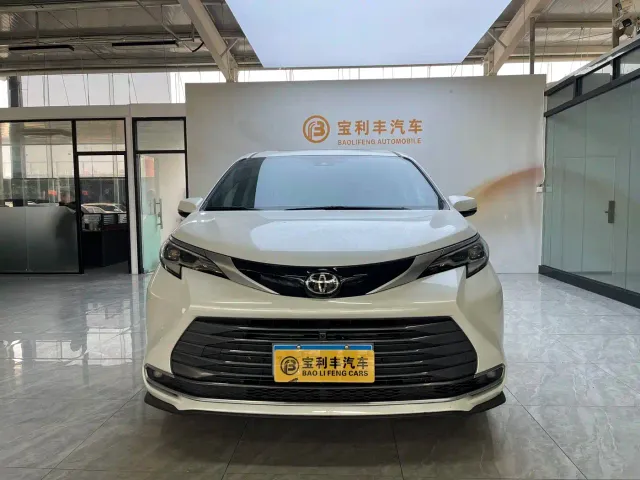 Toyota Sienna — Фото автомобиля 2