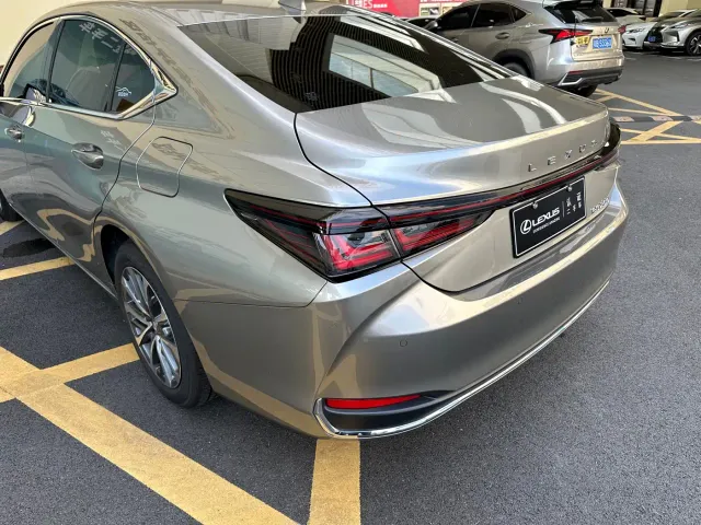 Lexus ES — Фото автомобиля 25
