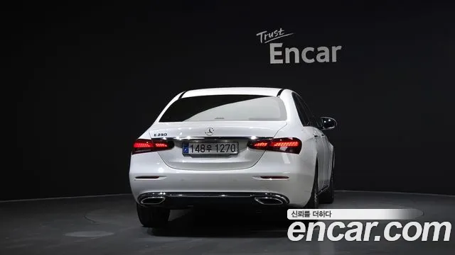 Mercedes-Benz E-Class — Фото автомобиля 4