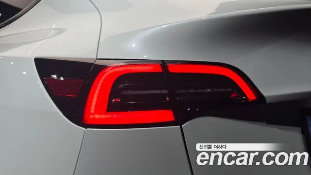 Tesla Model Y — Фото автомобиля 23