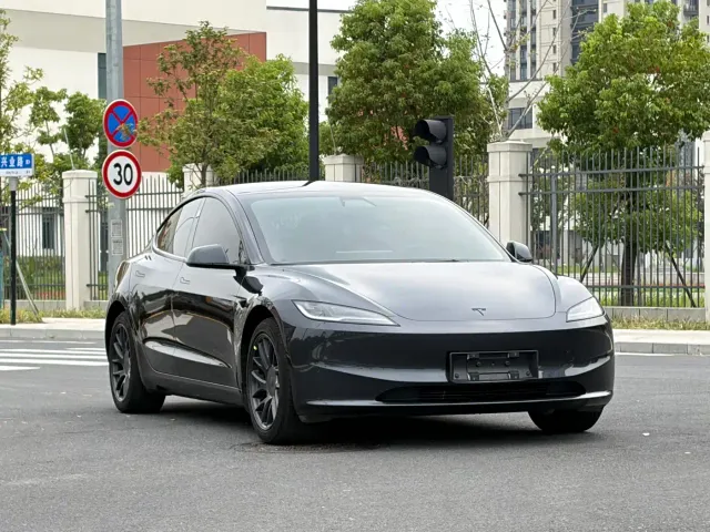Tesla Model 3 — Фото автомобиля 2
