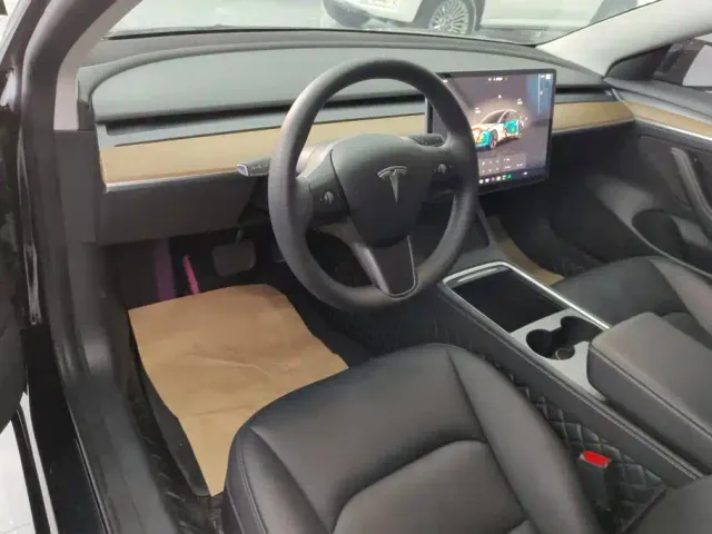Tesla Model 3 — Фото автомобиля 12