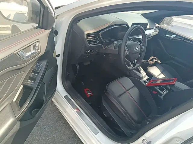 Ford Focus — Фото автомобиля 15