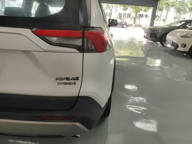 Toyota RAV4 — Фото автомобиля 7