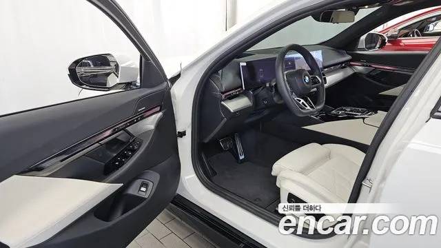 BMW 5 Series G60 — Фото автомобиля 15