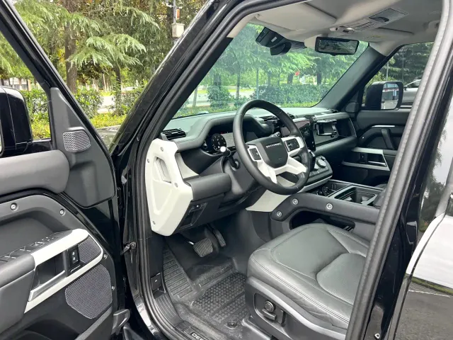 Land Rover Defender — Фото автомобиля 7