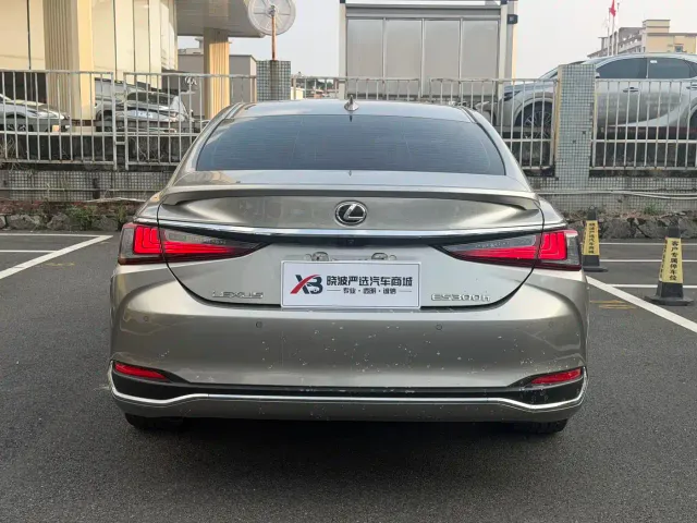 Lexus ES — Фото автомобиля 5