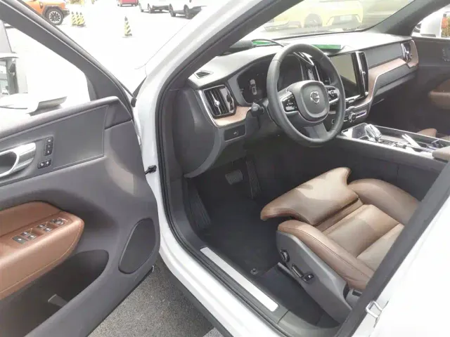 Volvo XC60 — Фото автомобиля 15