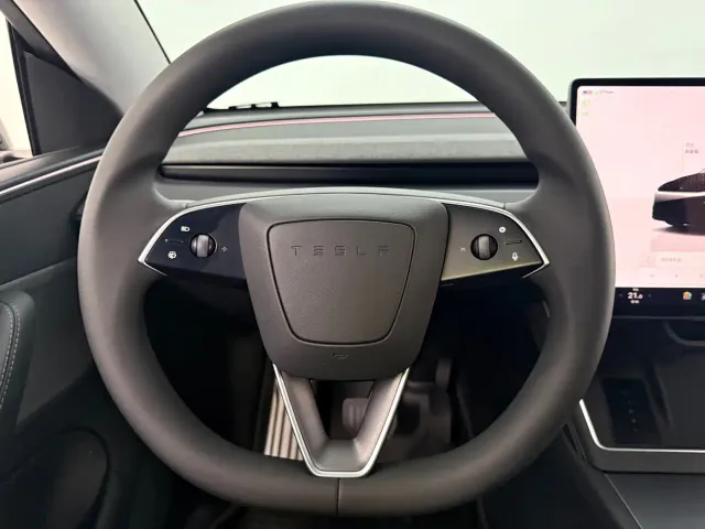Tesla Model Y — Фото автомобиля 13